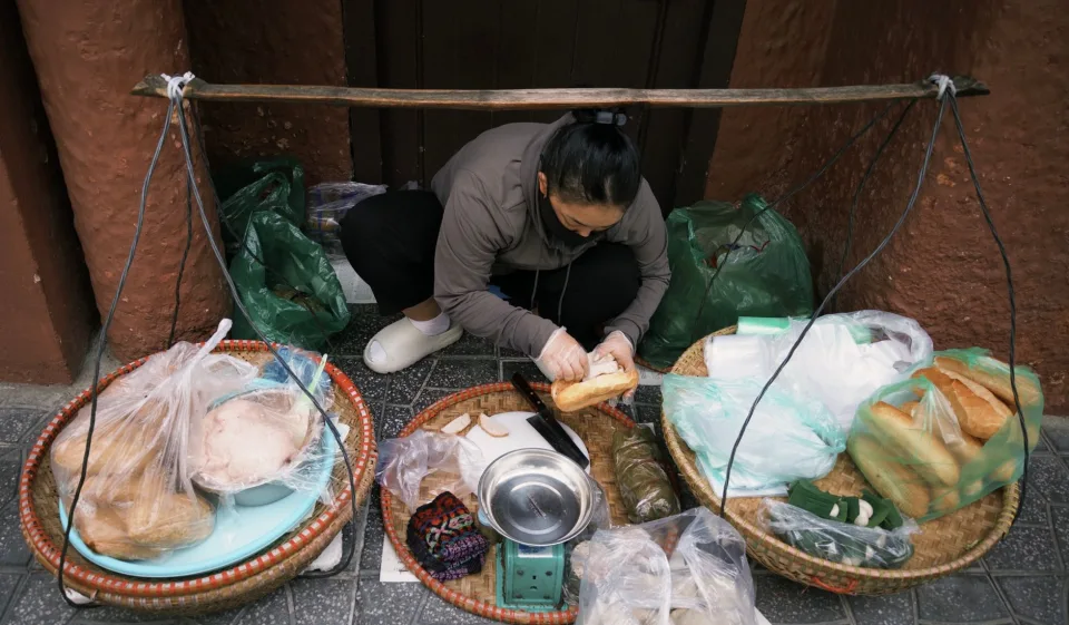 Khách ngồi ăn trò chuyện