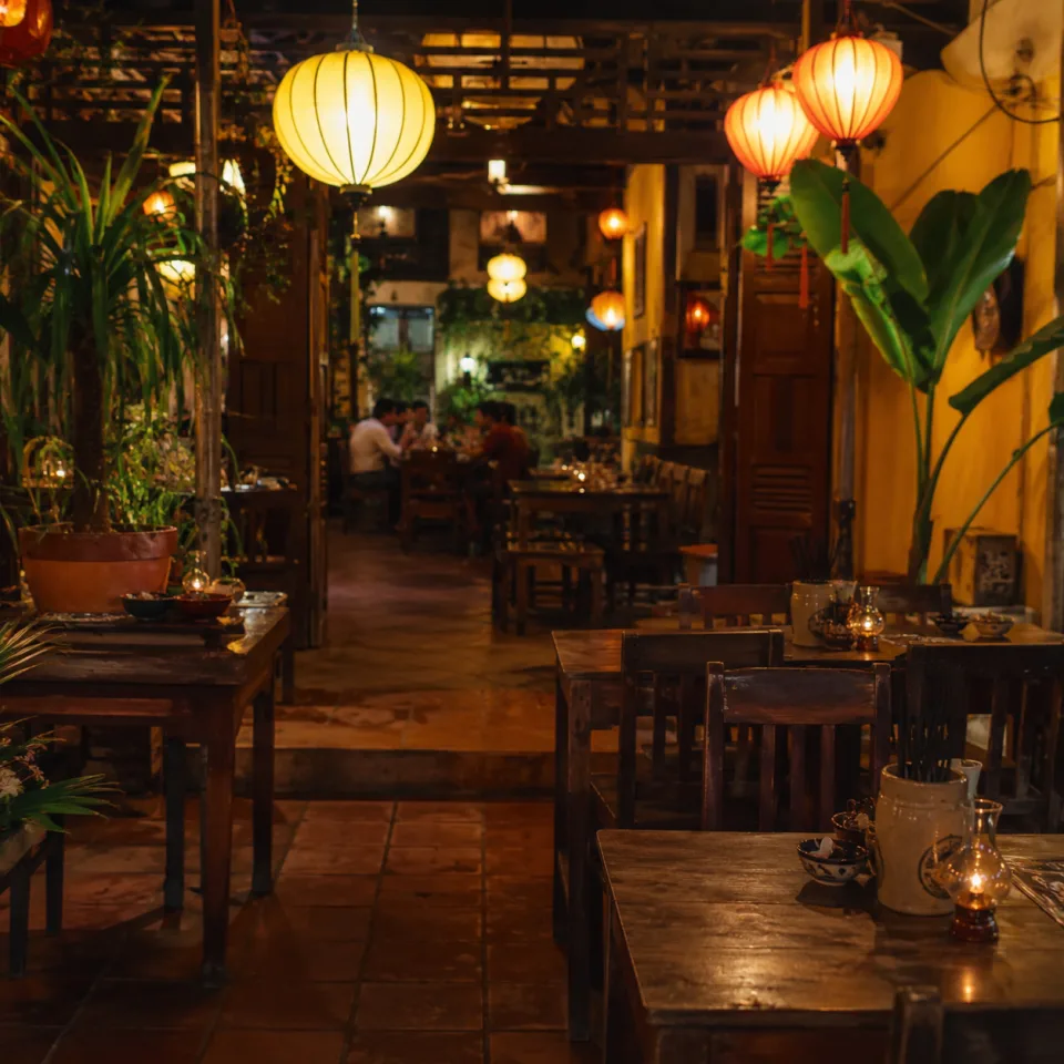 Bàn ăn ấm cúng tại Bánh Bèo Tâm